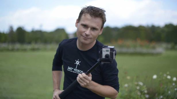 Alessandro James Dimas mit seiner 360-Grad-Kamera.