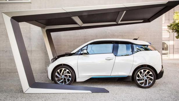 Der iconic creative carport schützt und lädt Elektroautos