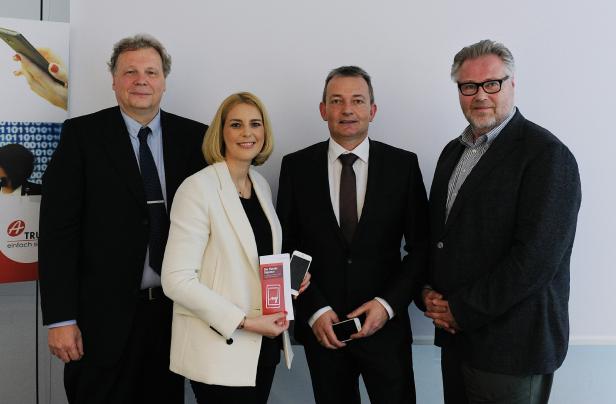 A-Trust Geschäftsführer Michael Butz, Staatssekretärin Sonja Steßl, A1 Technikvorstand Marcus Grausam und Helmut Spudich von T-Mobile (v.l.n.r.)