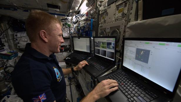 Tim Peake vor einer Arbeitsstation auf der ISS