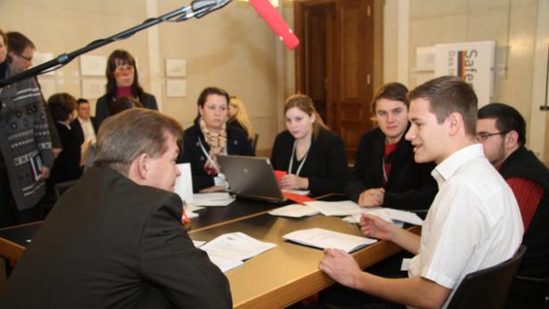 Der Vorsitzende des Datenschutzrats, Johann Maier, diskutierte mit den Jugendlichen im Parlament