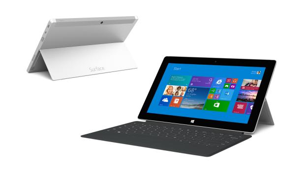 Ein Microsoft Surface Tablet mit angesteckter Tastatur und Windows-Startbildschirm.