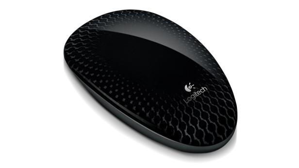 Eine schwarze, schnurlose Computermaus von Logitech liegt auf einem weißen Hintergrund.