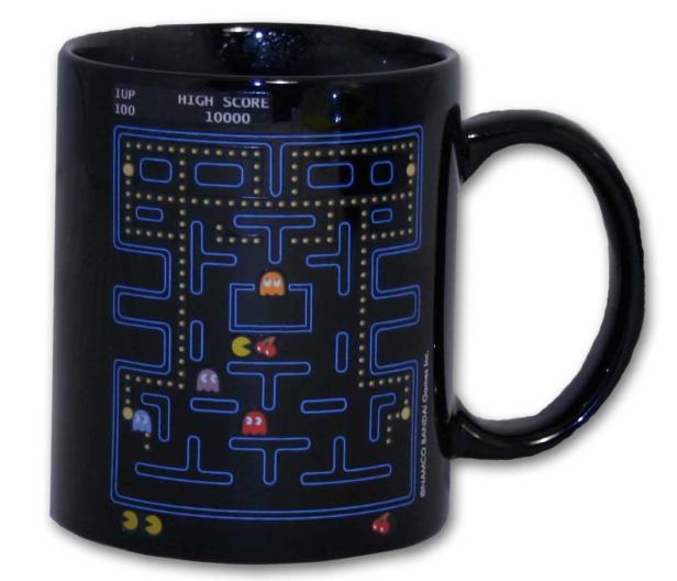 Eine schwarze Tasse mit einem Pac-Man-Labyrinth darauf.