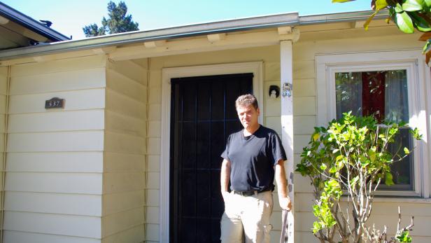 Andrew Keen vor seinem Haus in Santa Rosa.
