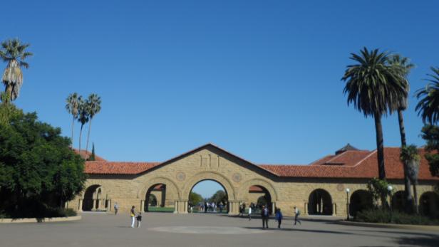 Der Haupteingang der Universität Stanford