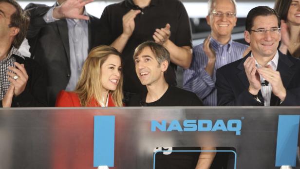 Zynga-CEO Mark Pincus läutet mit seiner Frau Ali die Börsenglocke.