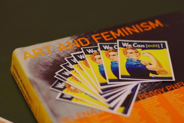 Das Motto des Edit-A-Thons: Art & Feminism.