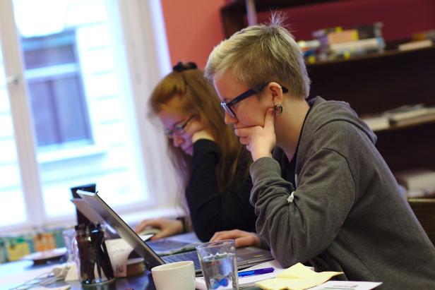 Konzentriertes Arbeiten am Eintrag von Beatrice Alice Hicks