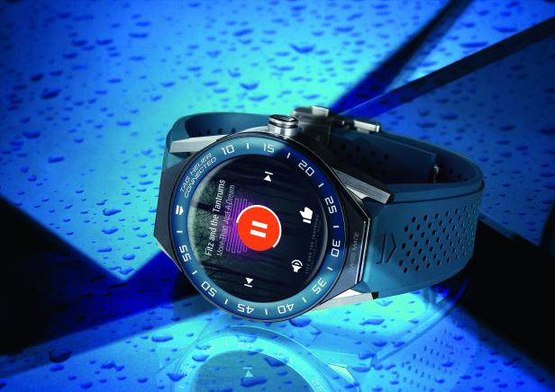 Eine TAG Heuer Connected Smartwatch zeigt den Song „More Than Just A Dream“ von Fitz and the Tantrums.
