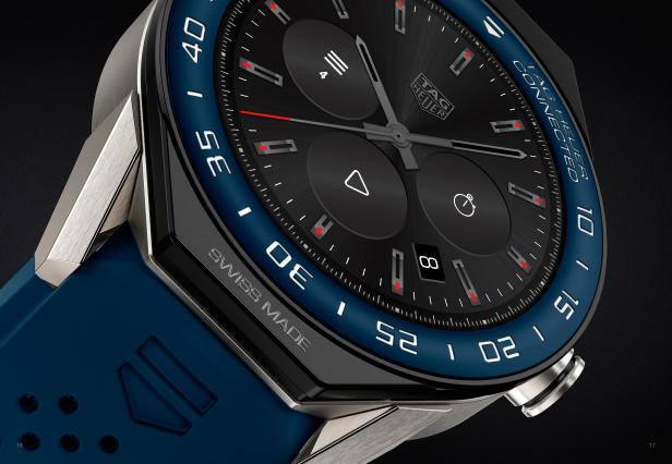 Nahaufnahme einer TAG Heuer Connected Smartwatch mit blauem Armband.