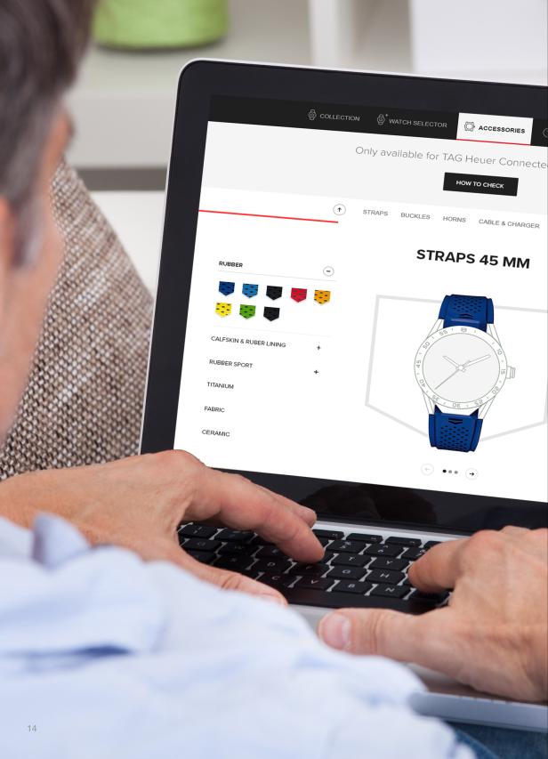 Ein Mann konfiguriert online ein Armband für eine TAG Heuer Connected Uhr.