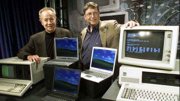 Intel-Mitbegründer Andy Grove mit Bill Gates und dem IBM5150 (ganz rechts).