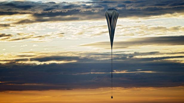 Drei Stunden lang muss Baumgartner in der Kapsel auf den großen Moment warten.