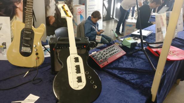 Version 2.0, Korpus erlaubt Wechsel zwischen E-Gitarre und RasKeyTar