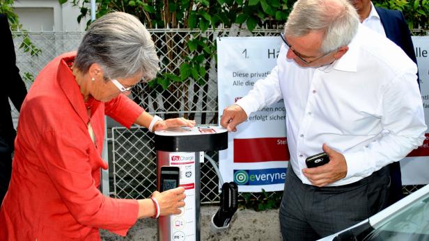 Petra Bohuslav probiert das Einscannen des QR-Codes an der Ladesäule
