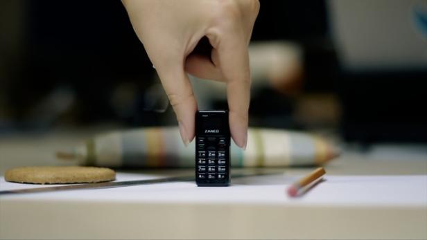 The Dot von Zanco? Das kleinste Handy mit Stimmenverzerrer der Welt für  33,35 Euro inkl. Versand aus UK! 