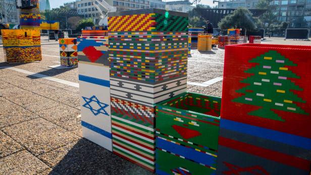 Mehrere Skulpturen aus Legosteinen stehen auf einem Platz.