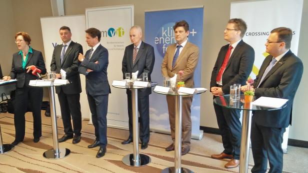 Vogel, Leichtfried, Anzengruber, Plimon, Käfer, Groll und Fischer (v.li.) beim Crossing-Borders-Abschlussevent