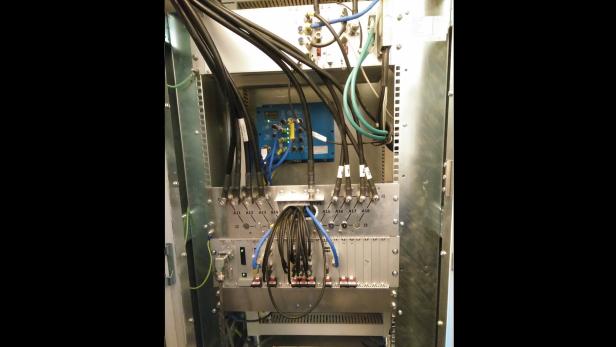 Access Point samt Modems und Servern im Speisewagen