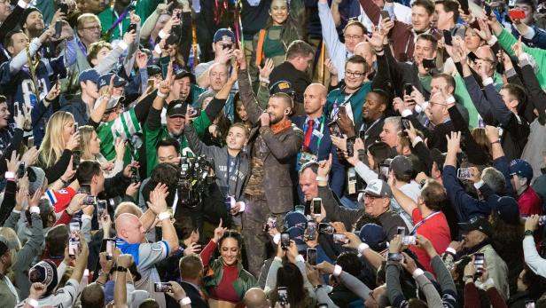 Die Selfie-Szene inmitten der Zuschauermenge