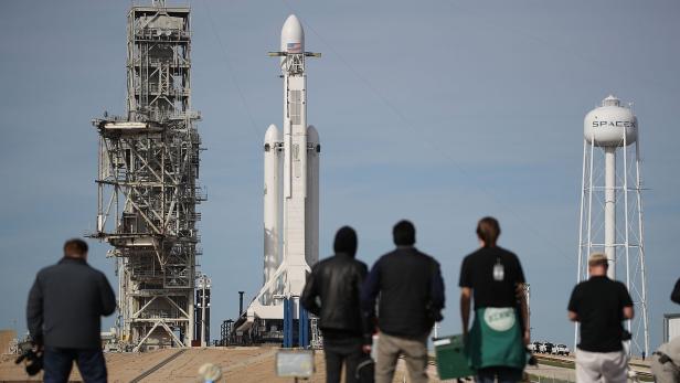 US-SPACEX-TO-LAUNCH-FIRST-HEAVY-LIFT-ROCKET-IN-DEM