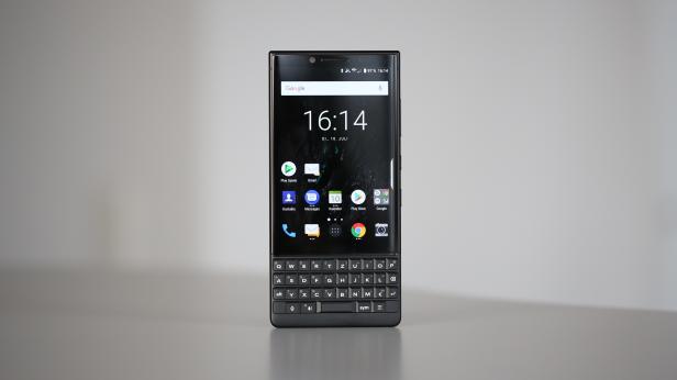 Ein BlackBerry-Smartphone mit physischer Tastatur zeigt den Startbildschirm.