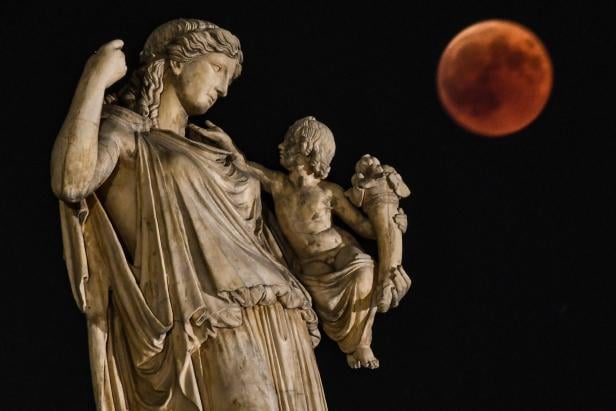 TOPSHOT-GREECE-SCIENCE-ASTRONOMY-ECLIPSE-MOON