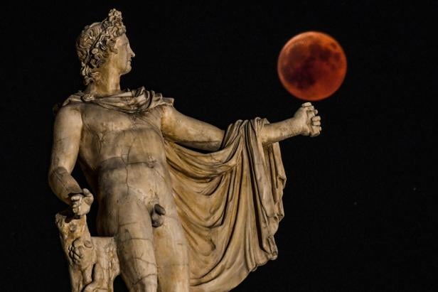 TOPSHOT-GREECE-SCIENCE-ASTRONOMY-ECLIPSE-MOON
