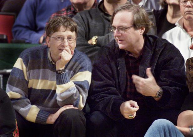 FILE PHOTO: MICROSOFT COFOUNDERS BILL GATES AND PAUL ALLEN WATCH BLAZERS PLAYSONICS.