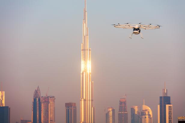 Eine Drohne fliegt vor der Skyline von Dubai mit dem Burj Khalifa im Hintergrund.