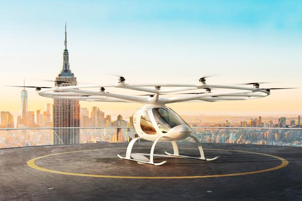 Ein Volocopter-Lufttaxi steht auf einem Dachlandeplatz in New York City.