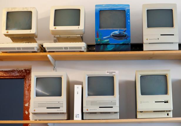 In Wien stehen Macintosh SE-Computer im Büro des österreichischen Apple-Computer-Sammlers Borsky.