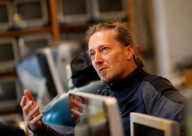 Der österreichische Computersammler Borsky spricht in seinem Büro in Wien.