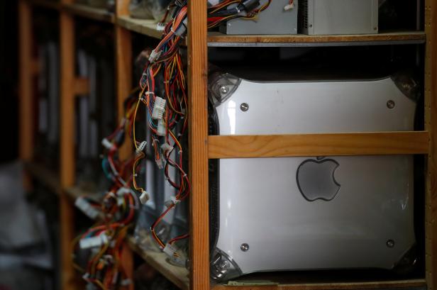 Power Macs stehen in Wien in den Regalen im Büro des österreichischen Apple-Computersammlers Borsky.