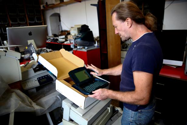 Der österreichische Computersammler Borsky präsentiert einen eMate 300 in seinem Büro in Wien.