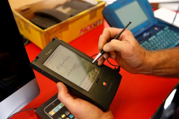 Der österreichische Computersammler Borsky schreibt in seinem Büro in Wien auf einem Newton.