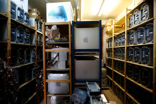 Power Macs stehen in den Regalen im Büro des österreichischen Apple-Computersammlers Borsky in Wien.