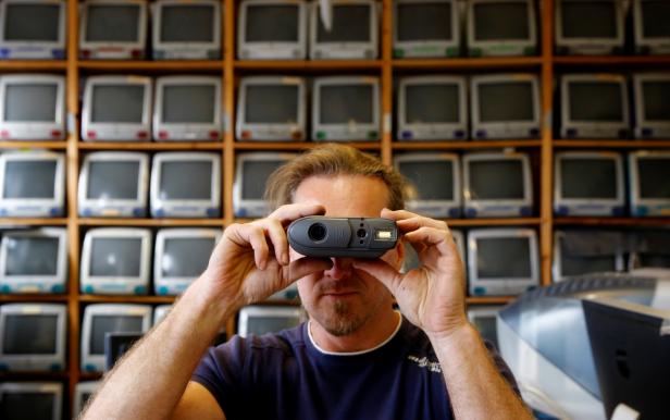 Der österreichische Computersammler Borsky hält die iCamera in seinem Büro in Wien.