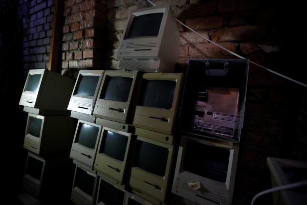 Macintosh SE Computer stehen im Lager des österreichischen Apple-Computer-Sammlers Borsky in Korneuburg.