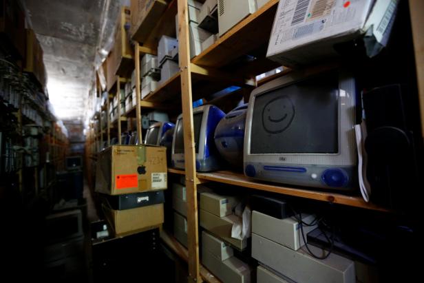 Apple Computer stehen in den Regalen im Lager des österreichischen Apple-Computer-Sammlers Borsky in Korneuburg.