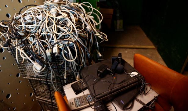 Computerkabel sind in der Sammlung des österreichischen Apple-Computersammlers Borsky in Korneuburg zu sehen.