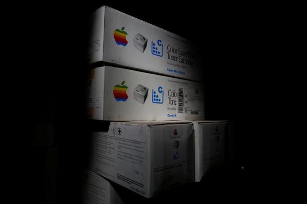 Tonerkartuschen von Apple-Computern im Lager des österreichischen Apple-Computersammlers Borsky in Korneuburg.
