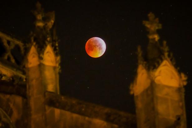 FRANCE-ECLIPSE-MOON