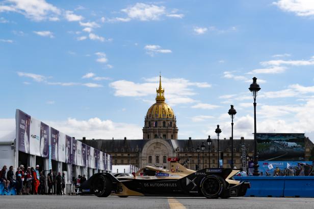 jev-in-front-of-les-invalides.jpg