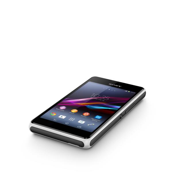 Ein Sony Smartphone mit dem Startbildschirm auf einem weißen Hintergrund.