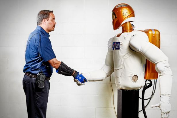 Griffsensor-Technologie aus der NASA-GM-Kollaboration kommt auch beim ISS-Roboter Robonaut 2 zum Einsatz Griffsensor-Technologie aus der NASA-GM-Kollaboration kommt auch beim ISS-Roboter Robonaut 2 zum Einsatz