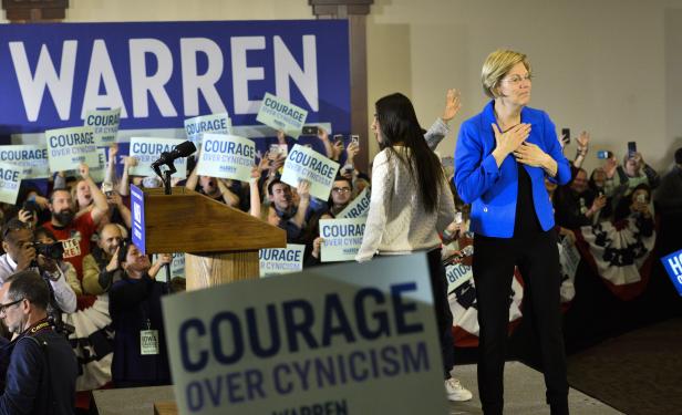 Elizabeth Warren campaigns for Iowa caucus in USA