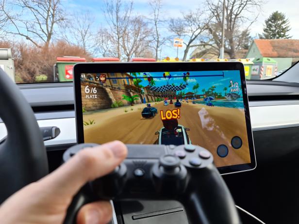 Im Tesla Model 3 ist es ebenso möglich mit einem PS-Controller Games zu spielen