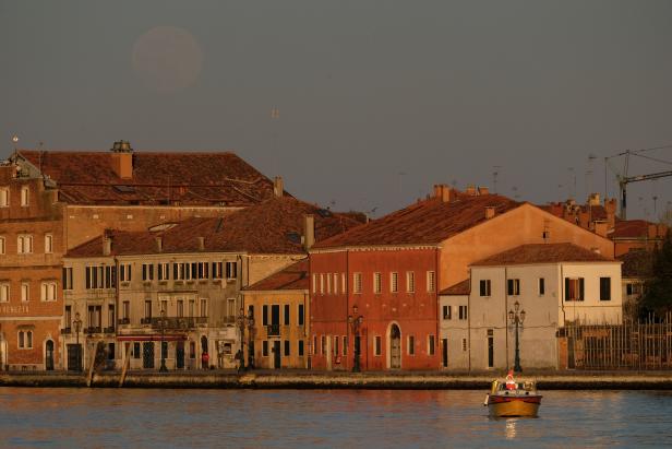 The pink supermoon sighting in Venice